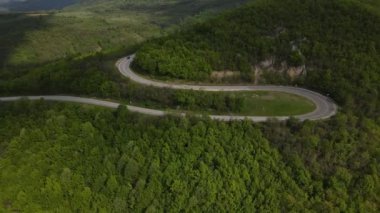 Otomobili otomobille gezerken hava aracı görüntüsü ilkbahar günü dağlık alanda ağaçların arasından geçerek - Sırbistan 'da Tresibaba Knjazevac - Seyahat yolculuğu ve tatil konsept araba sürüşü