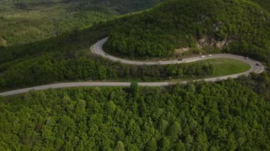 Otomobili otomobille gezerken hava aracı görüntüsü ilkbahar günü dağlık alanda ağaçların arasından geçerek - Sırbistan 'da Tresibaba Knjazevac - Seyahat yolculuğu ve tatil konsept araba sürüşü