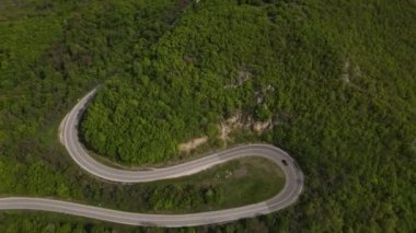 Otomobili otomobille gezerken hava aracı görüntüsü ilkbahar günü dağlık alanda ağaçların arasından geçerek - Sırbistan 'da Tresibaba Knjazevac - Seyahat yolculuğu ve tatil konsept araba sürüşü