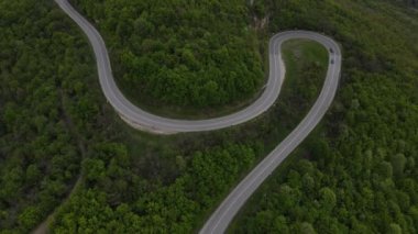 Otomobili otomobille gezerken hava aracı görüntüsü ilkbahar günü dağlık alanda ağaçların arasından geçerek - Sırbistan 'da Tresibaba Knjazevac - Seyahat yolculuğu ve tatil konsept araba sürüşü