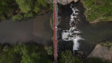 Baranica 'daki Knjazevac yakınlarındaki Timok nehri üzerindeki barajın hava aracı görüntüsü. 