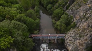 Baranica 'daki Knjazevac yakınlarındaki Timok nehri üzerindeki barajın hava aracı görüntüsü. 