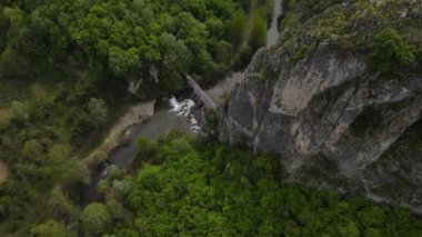 Baranica 'daki Knjazevac yakınlarındaki Timok nehri üzerindeki barajın hava aracı görüntüsü. 