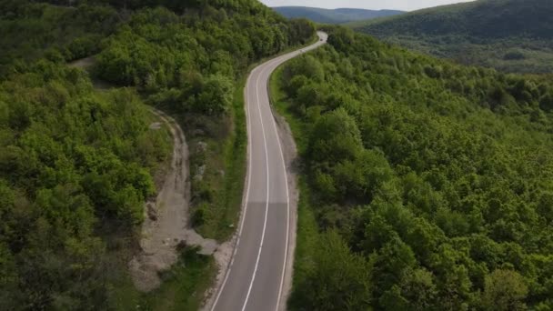 Letecký Pohled Drone Pohled Automobil Silnici Koryto Stromů Pohoří Jaře — Stock video