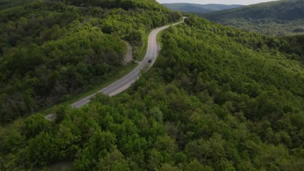 Luftfoto Drone Visning Bil Vejen Trug Træerne Bjergkæden Foråret Dag – Stock-video