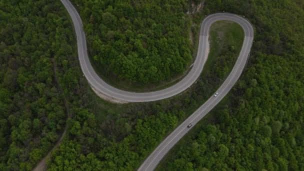 Antenni Näkymä Drone Näkymä Auton Tiellä Läpi Puiden Vuorijono Kevätpäivänä — kuvapankkivideo