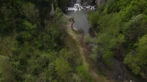 位于塞尔维亚Timok河靠近Baranica Knjazevac的一座大坝的无人驾驶飞机图像 在春日里 大坝旁边有树木和岩石 — 图库视频影像