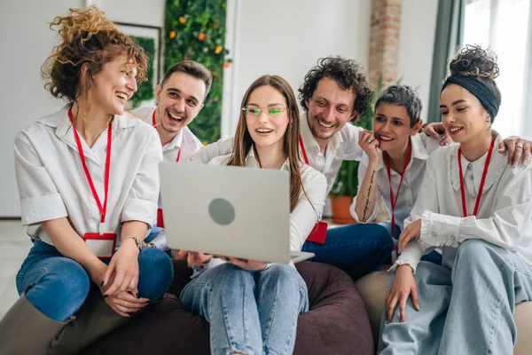 셔츠를 일단의 전문가들 노트북 컴퓨터를 행복하게 미소짓는 프로젝트를 — 스톡 사진