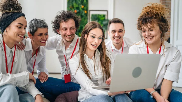 Beyaz Tişört Giyen Bir Grup Erkek Kadın Profesyonel Dizüstü Bilgisayar — Stok fotoğraf