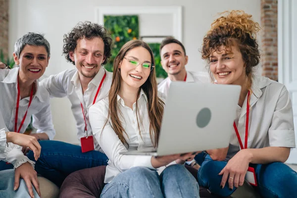 셔츠를 일단의 전문가들 노트북 컴퓨터를 행복하게 미소짓는 프로젝트를 — 스톡 사진