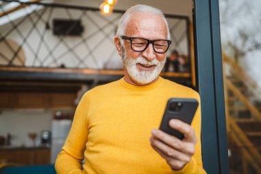 Balkonda sakallı bir son sınıf öğrencisi cep telefonu ve bir fincan kahve tutuyor. Her sabah mutlu bir gülümseme. Her gün gerçek bir insan gibi kopyalama alanı okuyor ya da akıllı telefon internet ağı kuruyor.