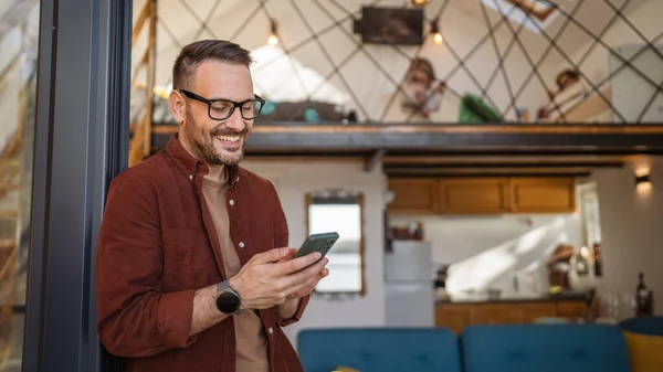 Homem Adulto Caucasiano Masculino Stand Varanda Usar Seu Smartphone Sorriso — Fotografia de Stock
