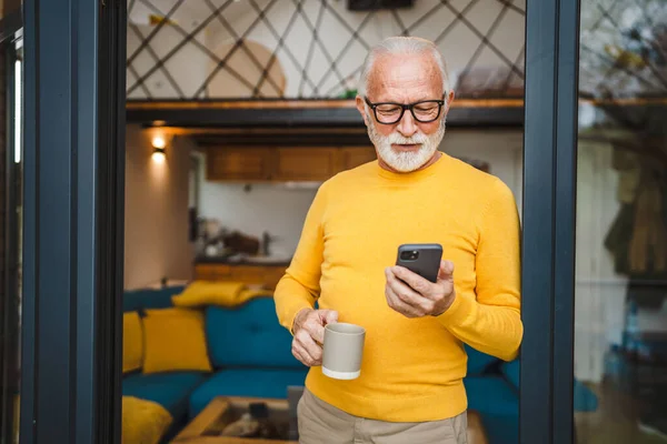 Balkonda Sakallı Kıdemli Bir Adam Cep Telefonu Bir Fincan Kahve — Stok fotoğraf