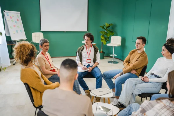 Grupo Pessoas Sentadas Círculo Com Terapeutas Homem Uma Mulher Discutindo — Fotografia de Stock