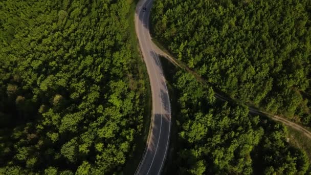Luchtfoto Drone Beelden Van Een Bochtige Asfaltweg Een Bergketen Tijdens — Stockvideo