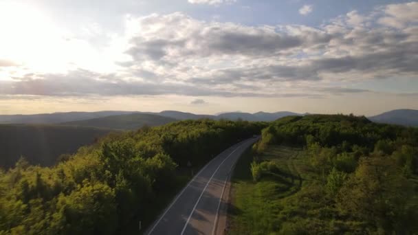 Drohnenaufnahmen Einer Kurvenreichen Asphaltstraße Auf Einem Gebirgszug Während Der Fahrt — Stockvideo