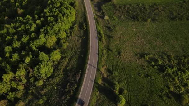 Luchtfoto Drone Beelden Van Een Bochtige Asfaltweg Een Bergketen Tijdens — Stockvideo