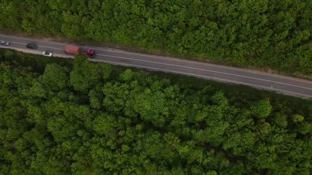 Riprese Aeree Drone Una Strada Asfaltata Sinuosa Una Catena Montuosa — Video Stock