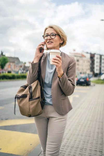 Kvinna Kaukasisk Mogen Blond Kvinna Med Glasögon Stå Vid Busshållplats — Stockfoto