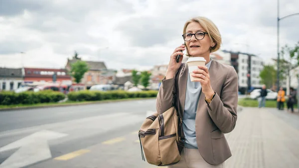 Kvinna Kaukasisk Mogen Blond Kvinna Med Glasögon Stå Vid Busshållplats — Stockfoto