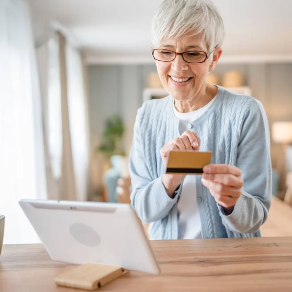 Jedna Dojrzała Starsza Kobieta Babcia Siedzieć Domu Używać Karty Kredytowej — Zdjęcie stockowe