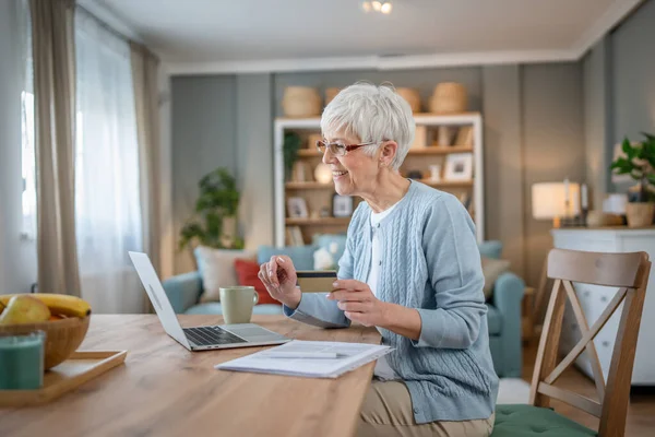 Eine Ältere Frau Großmutter Sitzen Hause Mit Kredit Oder Debitkarte — Stockfoto