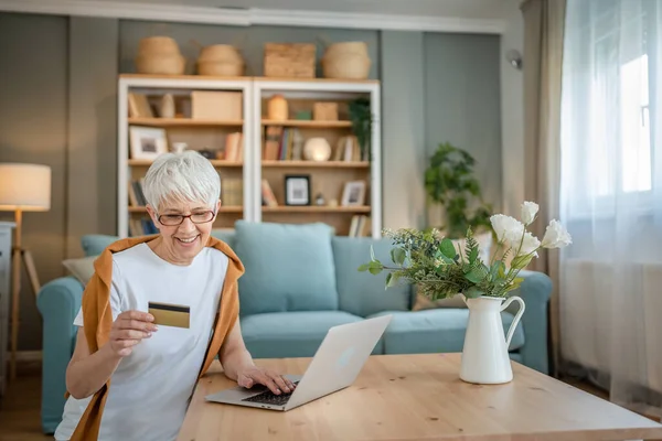 Yetişkin Bir Yaşlı Kadın Büyükanne Evde Oturup Online Alışveriş Siteleri — Stok fotoğraf