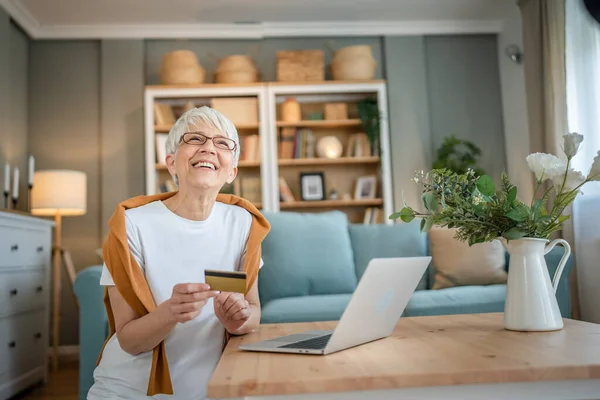 Jedna Dojrzała Starsza Kobieta Babcia Siedzieć Domu Używać Karty Kredytowej — Zdjęcie stockowe
