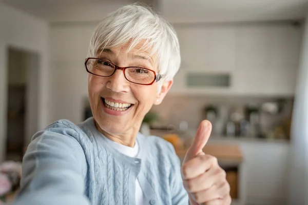 Ritratto Ravvicinato Una Donna Anziana Con Capelli Corti Sorriso Felice — Foto Stock
