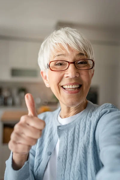 Nahaufnahme Porträt Einer Älteren Frau Mit Kurzen Haaren Glücklich Lächeln — Stockfoto