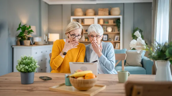 Two Mature Senior Women Grandmother Sisters Friends Sit Home Use — Stock Photo, Image