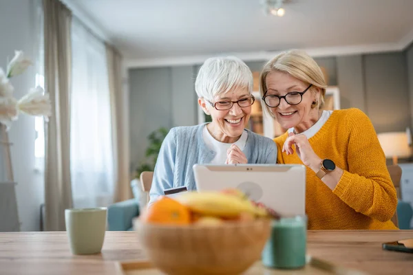 Twee Volwassen Oudere Vrouwen Oma Zussen Vrienden Zitten Thuis Gebruik — Stockfoto