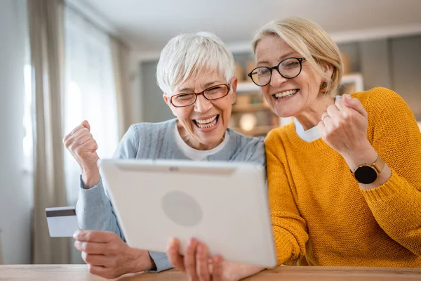 Olgun Yaşlı Kadın Büyükanne Kız Kardeş Arkadaş Evlerinde Oturup Dijital — Stok fotoğraf