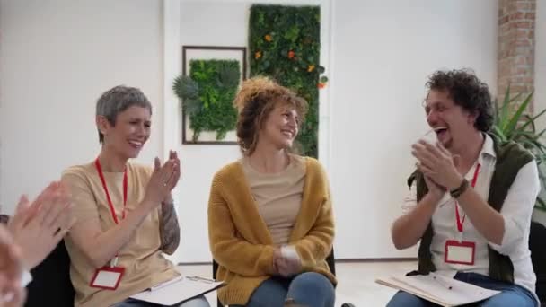 Skupina Lidí Sedících Kruhu Dvěma Terapeuty Ženou Centru Diskutující Poskytující — Stock video