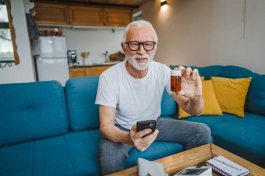 Son sınıflardan biri elinde ilaç ya da takviye ilaç şişesiyle kanepede oturuyor. Akıllı telefon, ilaç tableti, ağrı kesici ya da ilaç almaya hazır vitamin talimatları okuyor.