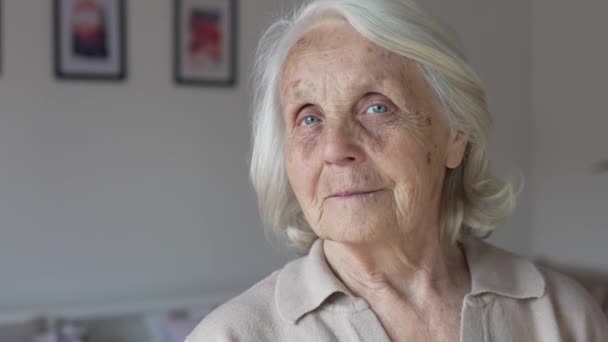 一位老年女性老年白种人独个儿站在家里 近距离观察摄像机下老年痴呆症和抑郁症的概念情感 — 图库视频影像