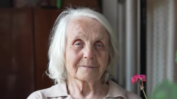 Kvinna Äldre Gammal Kvinna Kaukasiska Pensionär Står Ensam Hemma Ensam — Stockvideo