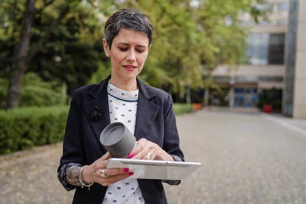 Een Vrouw Senior Volwassen Kaukasische Vrouw Gebruik Digitale Tablet Tijdens — Stockfoto