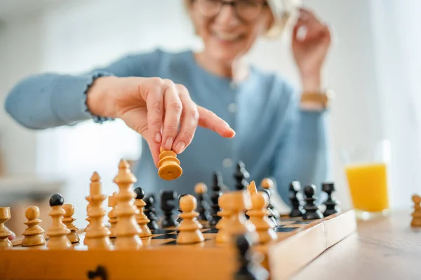 Δύο Ανώτερες Ώριμες Γυναίκες Καυκάσιες Γυναίκες Φίλες Αδελφές Παίζουν Σκάκι — Φωτογραφία Αρχείου