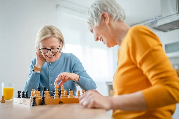 Twee Senior Volwassen Vrouwen Kaukasische Vrouw Vrienden Zussen Spelen Vrijetijdsschaken — Stockfoto