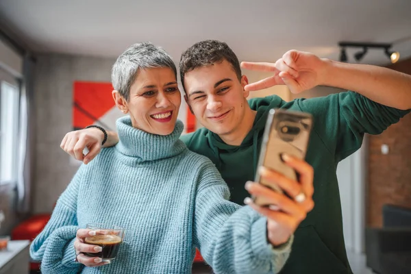 Teenager Junge Junger Mann Und Reife Frau Mutter Und Sohn — Stockfoto