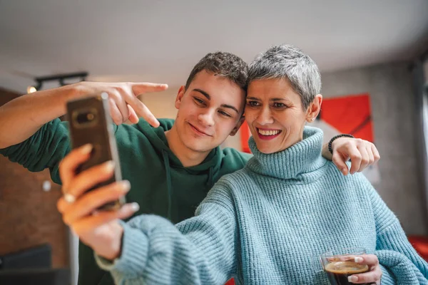 Teenager Boy Young Man Mature Woman Mother Son Take Selfie — Stock Photo, Image