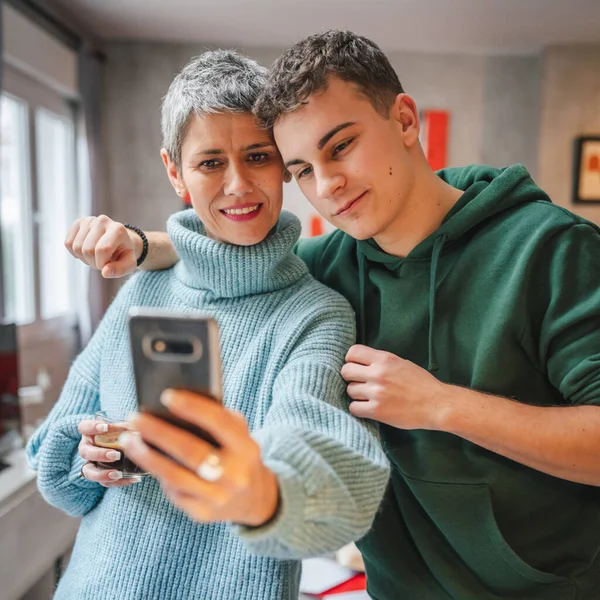 Nastolatek Chłopiec Młody Mężczyzna Dojrzałe Kobieta Matka Syn Robić Selfie — Zdjęcie stockowe