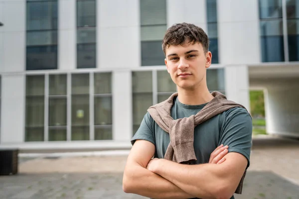 Ein Mann Junge Erwachsene Kaukasische Teenager Stehen Freien Posiert Porträt — Stockfoto