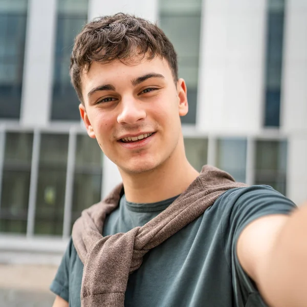 Ein Mann Junge Erwachsene Kaukasische Teenager Stehen Freien Posiert Porträt — Stockfoto