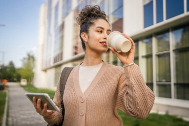 Genç yetişkin bir kadın beyaz kadın dışarıda durup mutlu bir portre çiziyor.