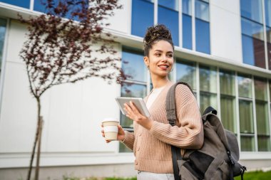 Genç yetişkin bir kadın beyaz kadın dışarıda durup mutlu bir portre çiziyor.