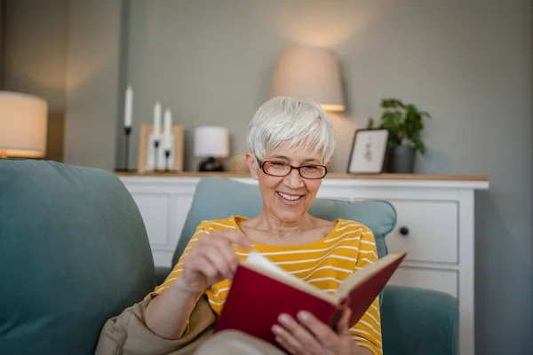 Eine Frau Reif Senior Kaukasischen Rentnerin Moderne Großmutter Lesen Buch — Stockfoto
