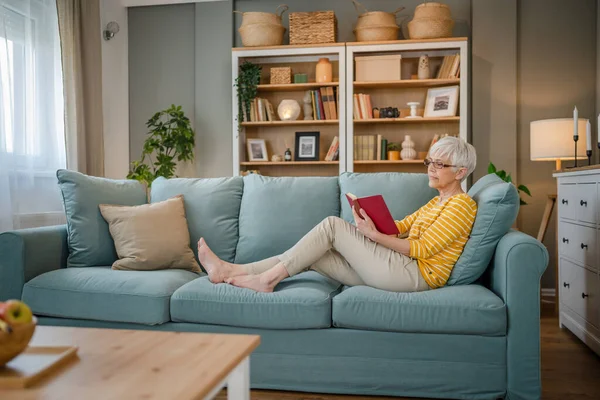Yetişkin Yaşlı Kafkasyalı Emekli Modern Kitap Okuyan Bir Kadın Gözlük — Stok fotoğraf