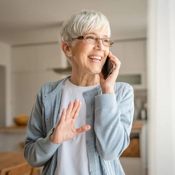 Yetişkin, son sınıf öğrencisi bir kadın evinin penceresinde dikiliyor. Cep telefonu kullanıyor. Gerçek insanları aramak için cep telefonu kullanıyor.